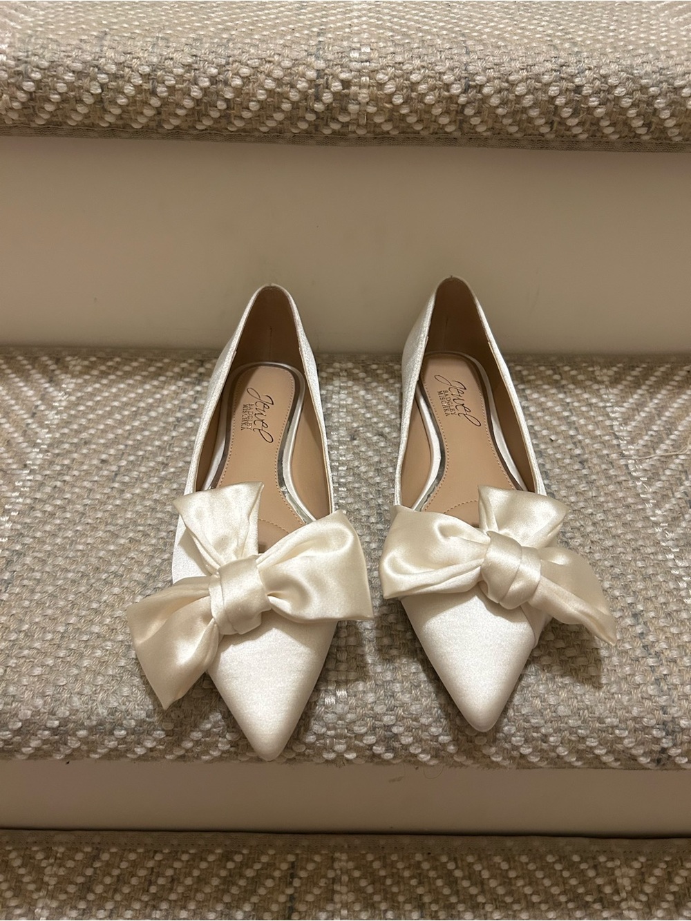Jewel Badgley Mischka Satin Ivory/Cream Pointed-Toe Flats with Bow